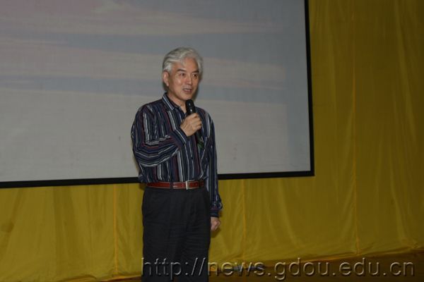 重庆大学张良策教授应邀来我校作朗诵艺术专题讲座
